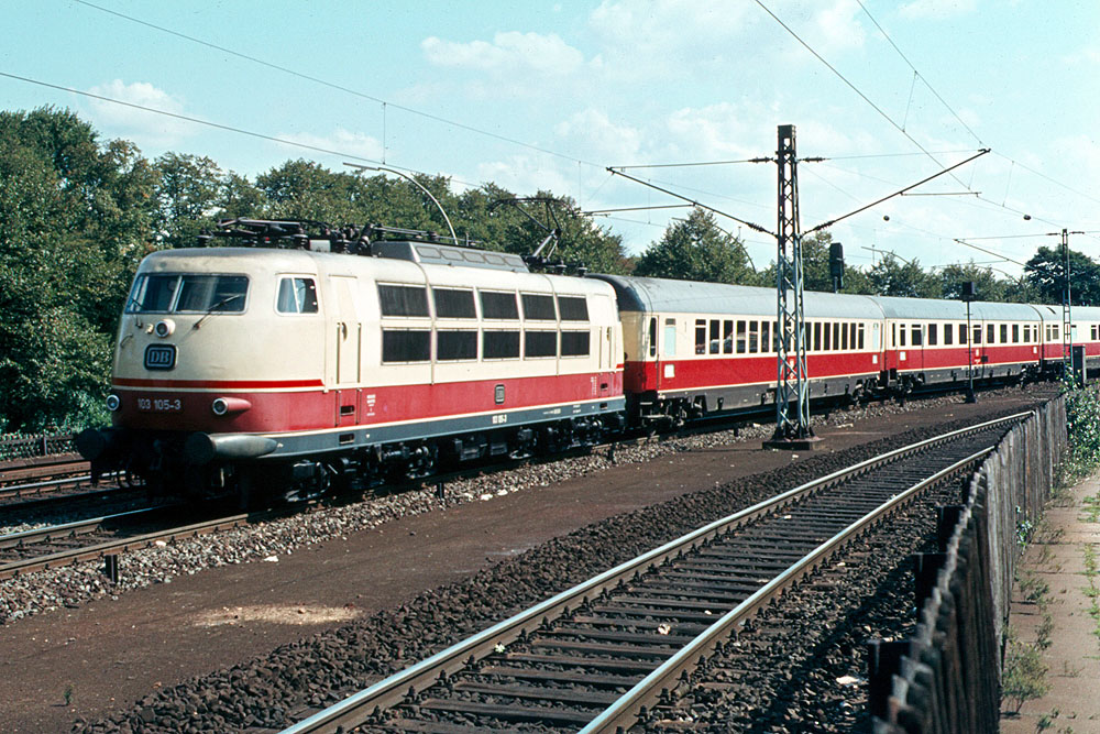https://www.eisenbahnfotograf.de/datei/September 1981/1330106 DB 103105 Dammtor 1.9.81.jpg